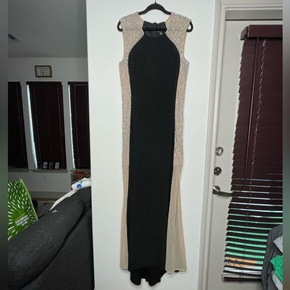 Elegant Black and Gold Evening Gown - Picture 1 of 9